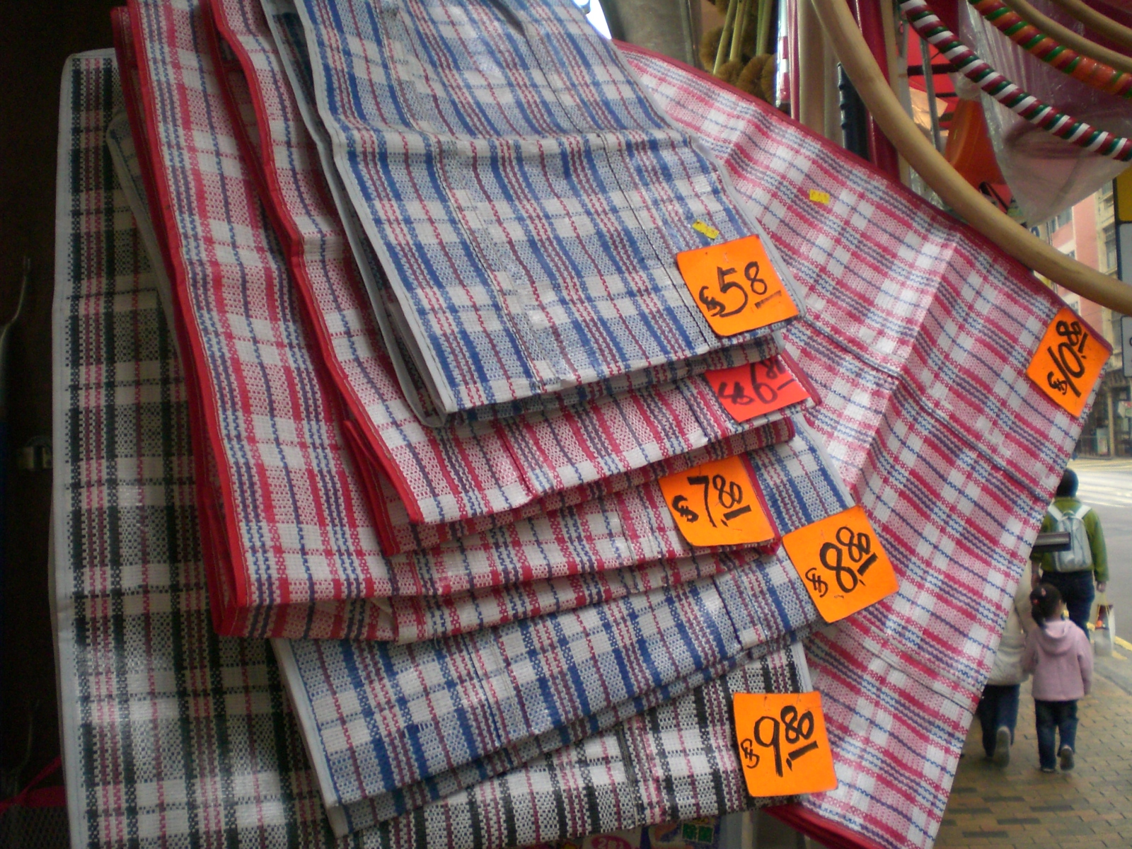 2007 年香港街邊售賣的紅白藍袋